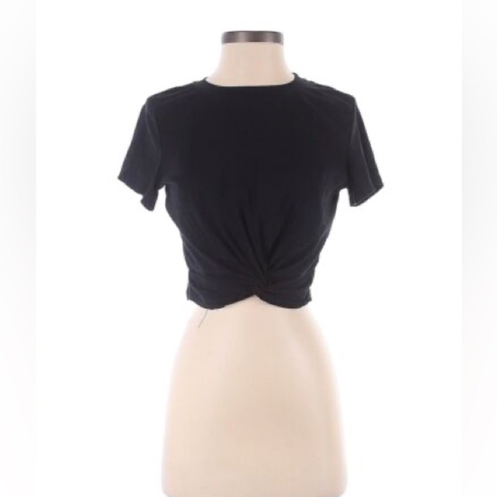 Black‎ cross tee